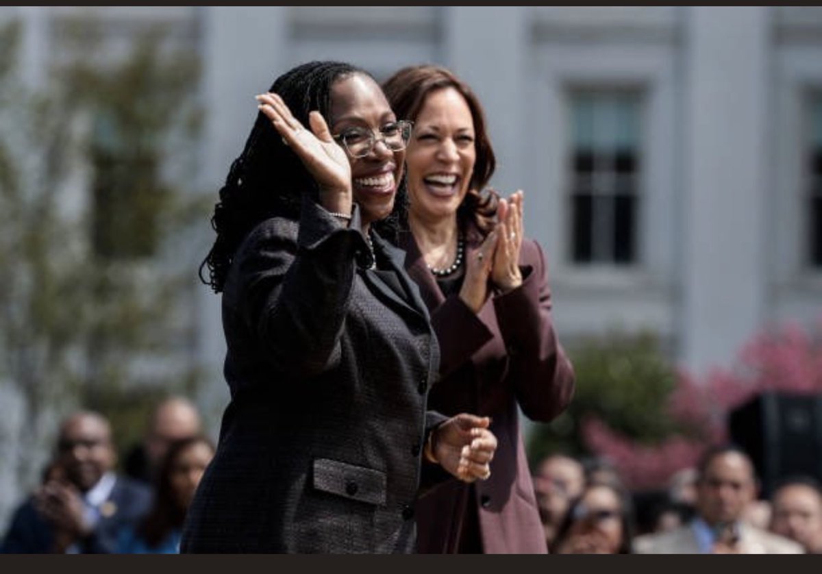 ritajeryl's tweet photo. The leap of joy and chills I felt when she said “…In my family, it took just ONE generation to go from segregation to the Supreme Court of the United States”. 😭🙌🏾✨👩🏾⚖️😭🤎👑 #fromJudgetoJustice #KetanjiBrownJackson #SheWillRise #onegeneration #lookatGod https://t.co/K4MKrAUQif