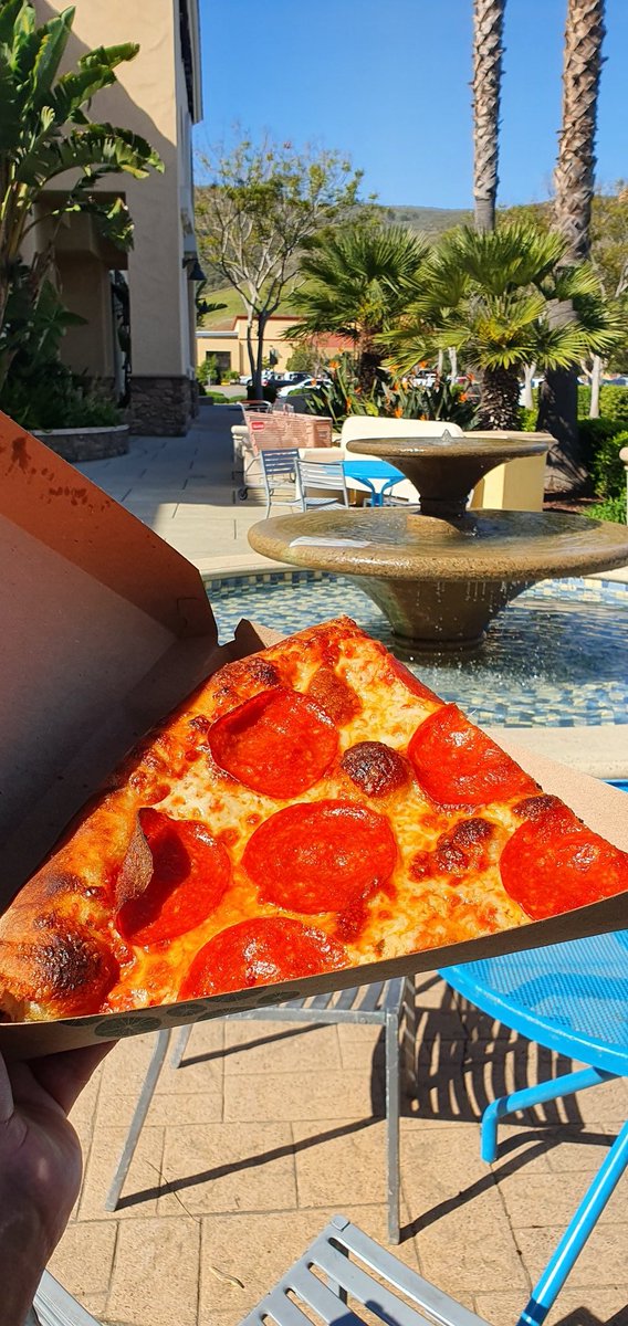 IanMDelinger's tweet photo. My #secondbreakfast as I left @wholefoods where I was for the @trumanstate @TrumanAlumni Board Meeting. And the #pizza makes me feel I'm with the rest of the Board as they eat lunch at Pagliai’s Pizza 🍕 https://t.co/RDwagxccC3