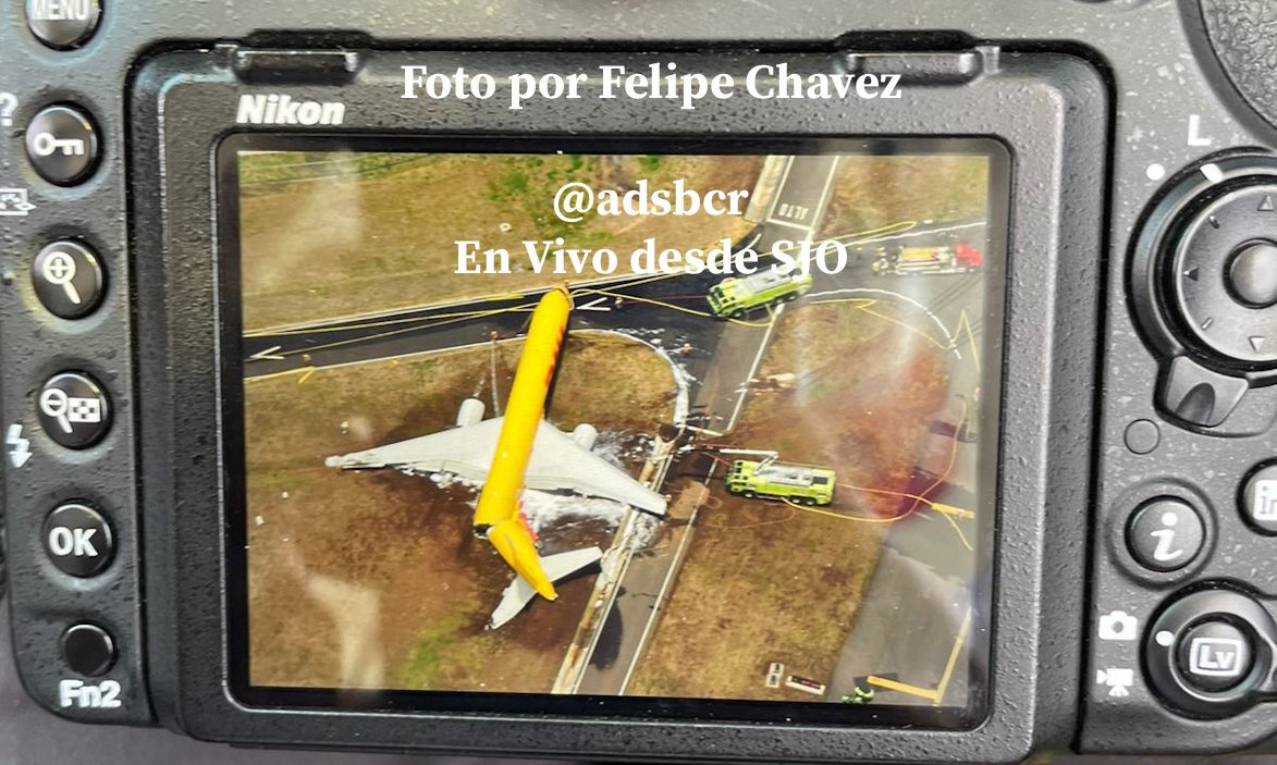 alejandree3's tweet photo. Felicitaciones a todos los involucrados: Capitán y Copiloto DHL CARGO, despachadores aéreos, imágenes @adsbcr desde el aire @CrAereo @CR_Aviation #JOS0216 y en especial al personal de Salvamento y Extinción de Incendios @BomberosCR https://t.co/xjIg2gA9KG