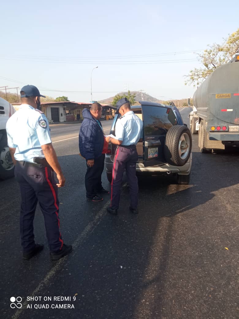 poliguarico15's tweet photo. Cumpliendo instrucciones del Gobernador @josemvasquez y del G/D Luiger Neil Ugas Medina director de @poliguarico15 dando continuidad a la Gran Misión @cuadrantdpaz se realiza el chequeo de vehículos, motos y personas que transitan por el Mpio. Mellado. 
#CulturaVenezolana 
#CCP6 https://t.co/prDs0jh5Eb