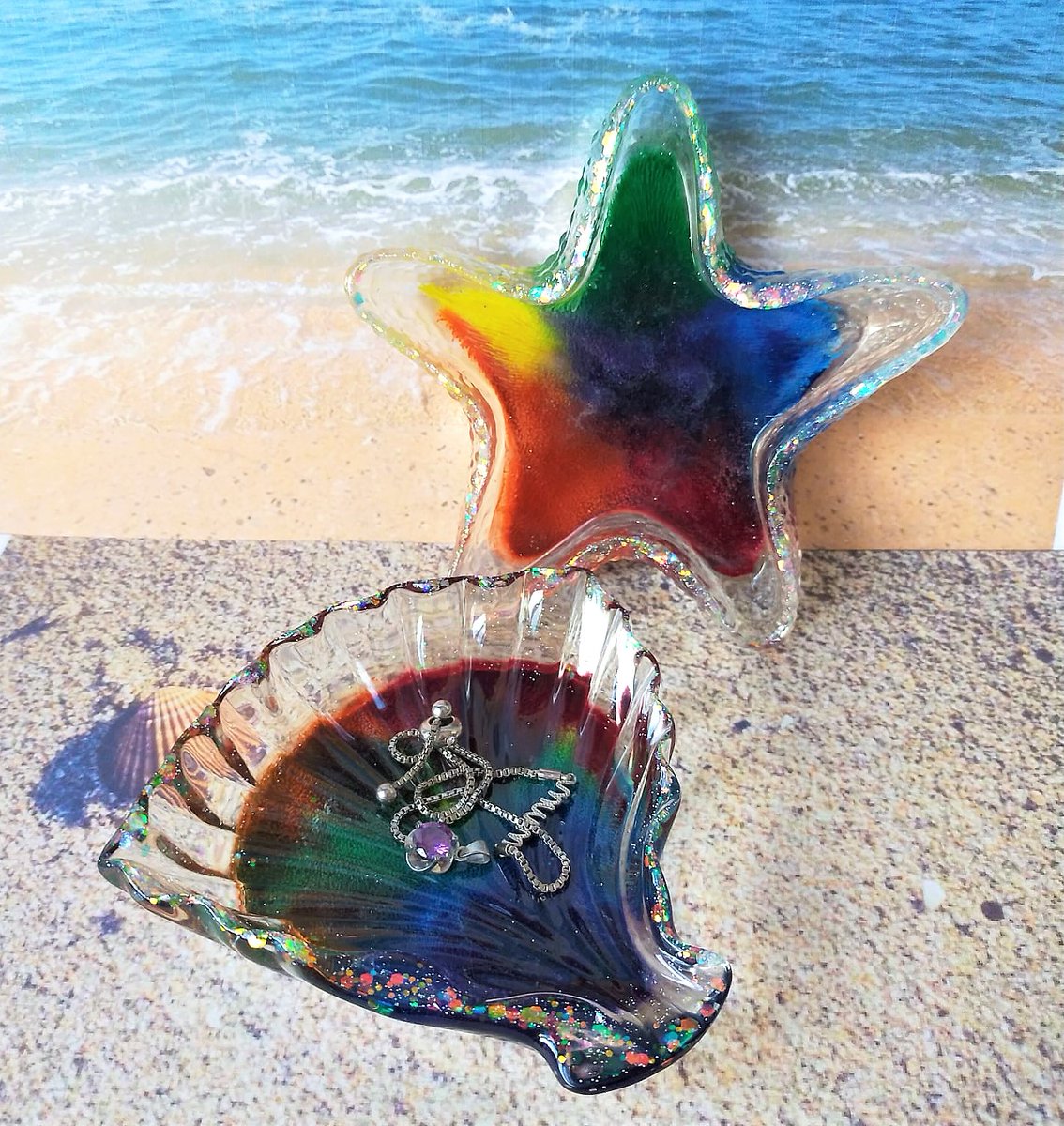 BoxOlives's tweet photo. Resin Shell Trinket Dish, Beach Jewellery Dish https://t.co/Fe9yQdE0TD #rainbow #nautical #clear #resinclamshell #clamshelldish #shelltrinketdish #startrinketdish #starfishresindish #jewellerydish https://t.co/wdlycBbV9Y