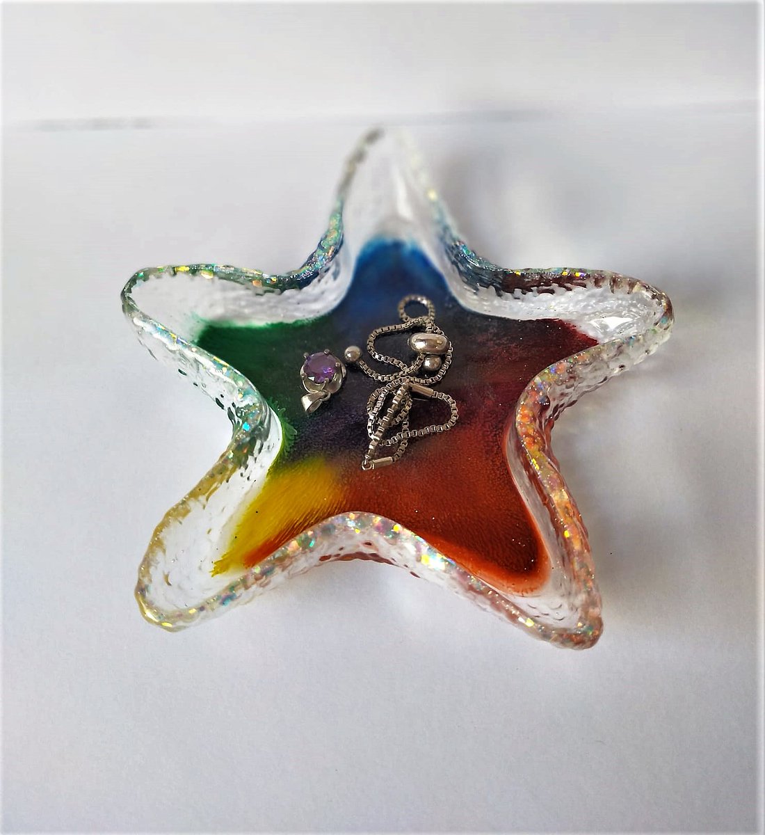BoxOlives's tweet photo. Resin Shell Trinket Dish, Beach Jewellery Dish https://t.co/Fe9yQdE0TD #rainbow #nautical #clear #resinclamshell #clamshelldish #shelltrinketdish #startrinketdish #starfishresindish #jewellerydish https://t.co/wdlycBbV9Y