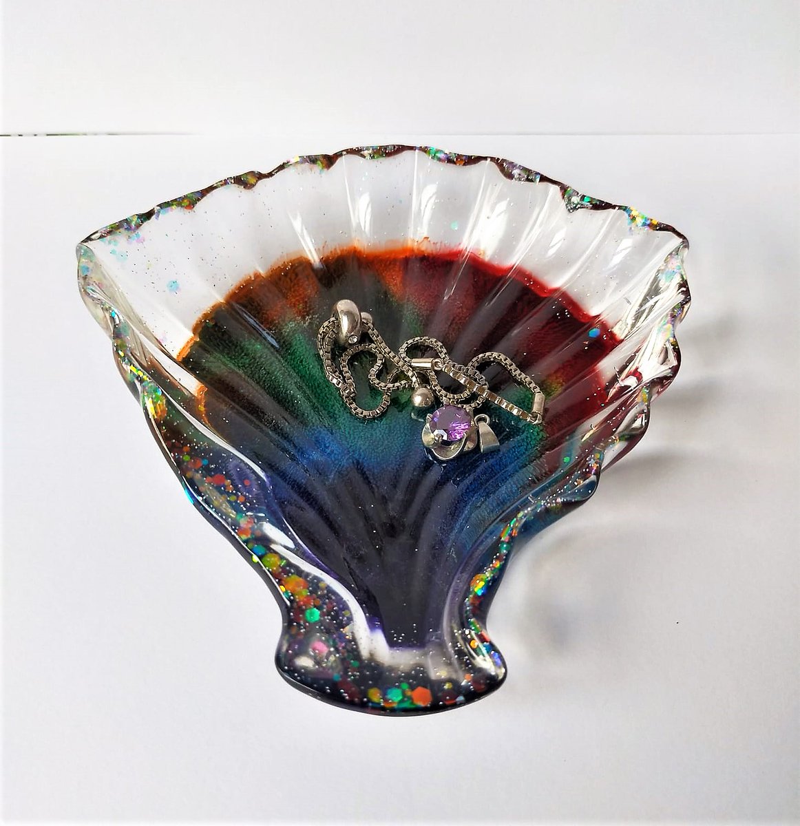 BoxOlives's tweet photo. Resin Shell Trinket Dish, Beach Jewellery Dish https://t.co/Fe9yQdE0TD #rainbow #nautical #clear #resinclamshell #clamshelldish #shelltrinketdish #startrinketdish #starfishresindish #jewellerydish https://t.co/wdlycBbV9Y