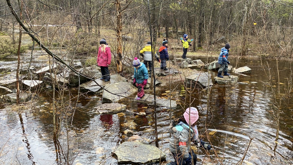 On visite une classe nature de l'École élémentaire catholique Saint-Joseph d'Orléans au parc Wesley Clover! 🍀🌲

Le CECCE a lancé un réseau de classes nature dans 20 de ses écoles élémentaires depuis le début de l’année scolaire.

Pour plus de détails👉 bit.ly/3MaPpyx