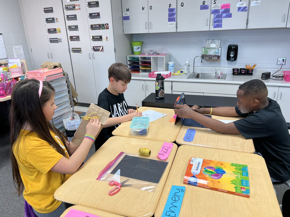 HarknessKim's tweet photo. Creative 3rd Graders #eeinkee https://t.co/n2tdfr629s