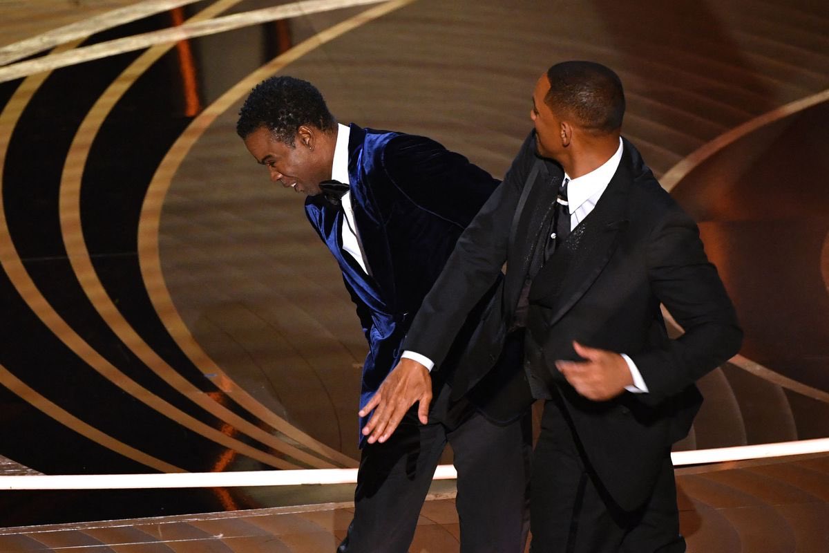 #WillSmith banni des cérémonies des #Oscars pendant 10 ans suite à la gifle qu’il a donné a #ChrisRock via <a href="/business/">Bloomberg</a>