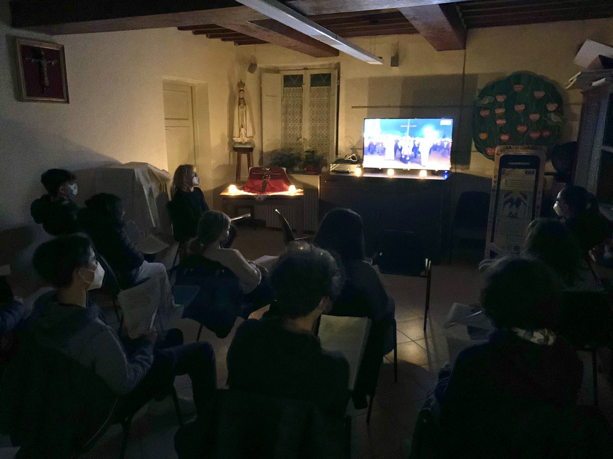sanmacariolucca's tweet photo. In questo momento, nelle stanze parrocchiali di San Macario, tutto il gruppo giovani che parteciperà al pellegrinaggio pasquale a Roma dal Papa sta seguendo la Via Crucis di Viareggio 💫 @DiocesiLucca #ViaCrucis https://t.co/EWMsOZPZLm