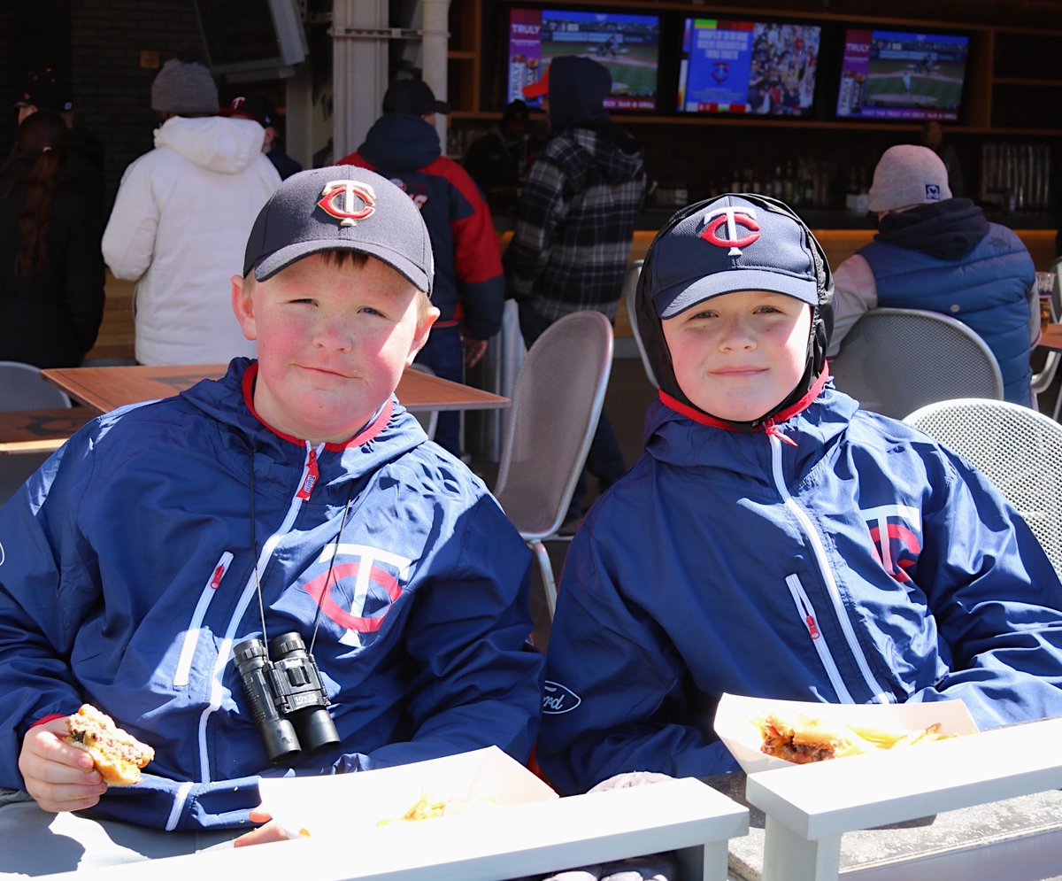 TFEATS's tweet photo. Itβs opening day here at #TargetField ! Hereβs some @minnesotatwins fans enjoying @redcow_mn burgers π.
#tasteoftargetfield #OpeningDay #targetfieldfood https://t.co/kUgOHRbpwt