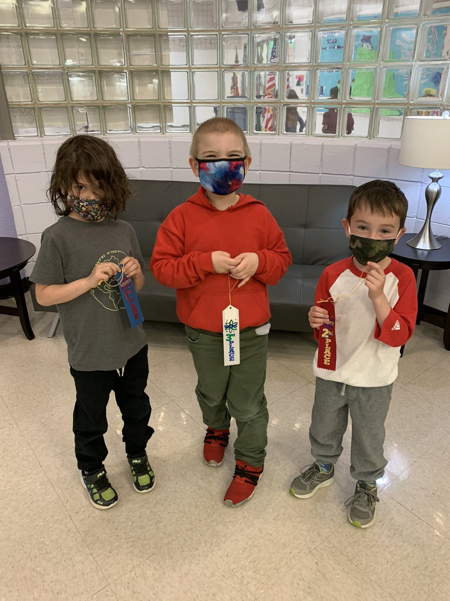 EasleyYrElem's tweet photo. Easley’s Science Fair was such a success today! The projects were so creative and the kids did an amazing job! Congratulations to our K-2 winners, 3-5 winners and all of our participants!! Can’t wait for next year!! #BeEasley #WeAreDPS https://t.co/gTy81f0bLt