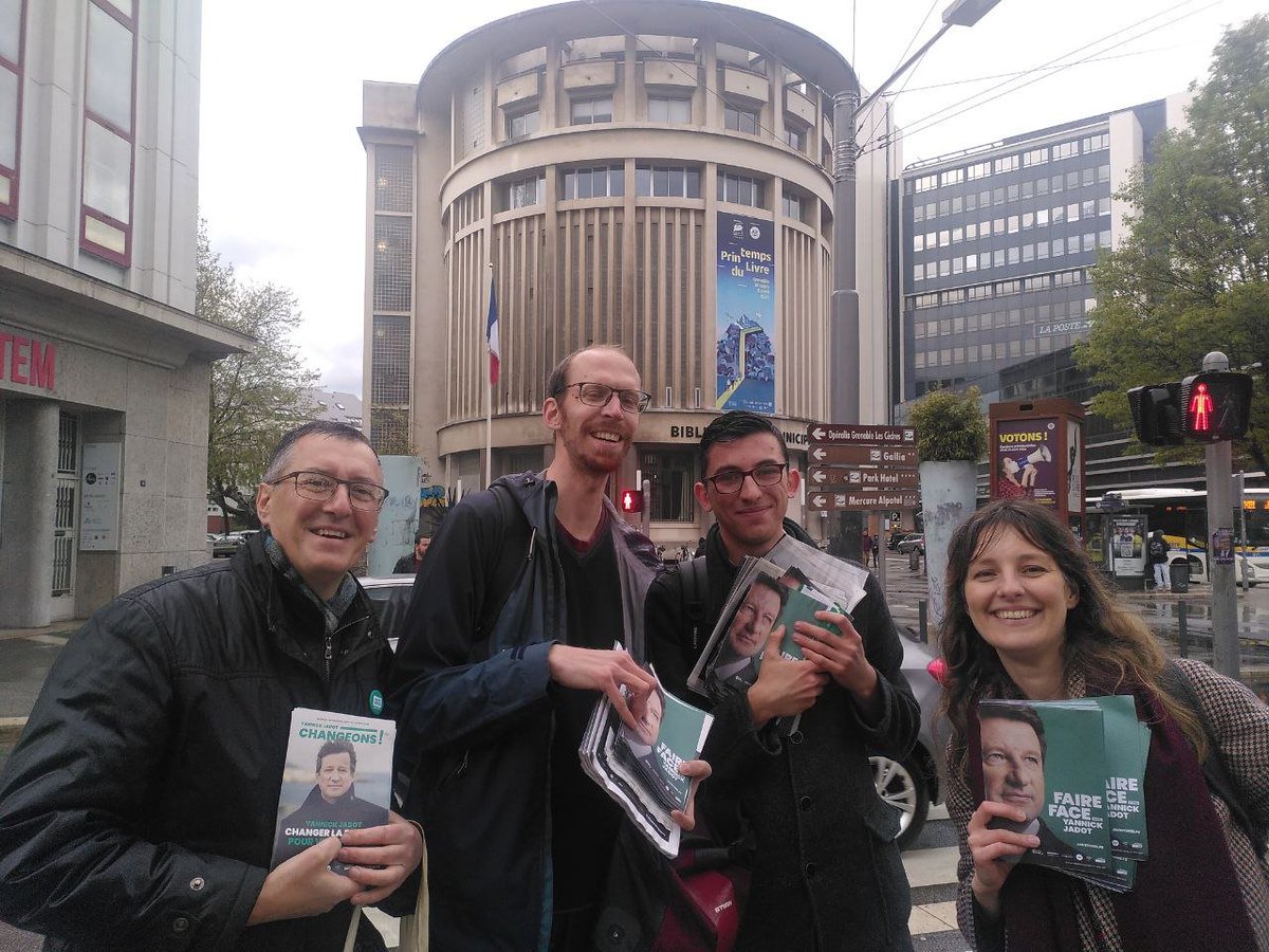 grenoble_jadot's tweet photo. 🌻🌍Mobilisés jusqu’au bout ce vendredi &amp; malgré la pluie pour porter le programme de Yannick Jadot !

🗳 Le seul vote utile pour l’écologie, la paix et la démocratie, c’est le vote écologiste.

#Jadot2022 #JeVoteJadot #FaireFace https://t.co/FK2QpJ8Wdm