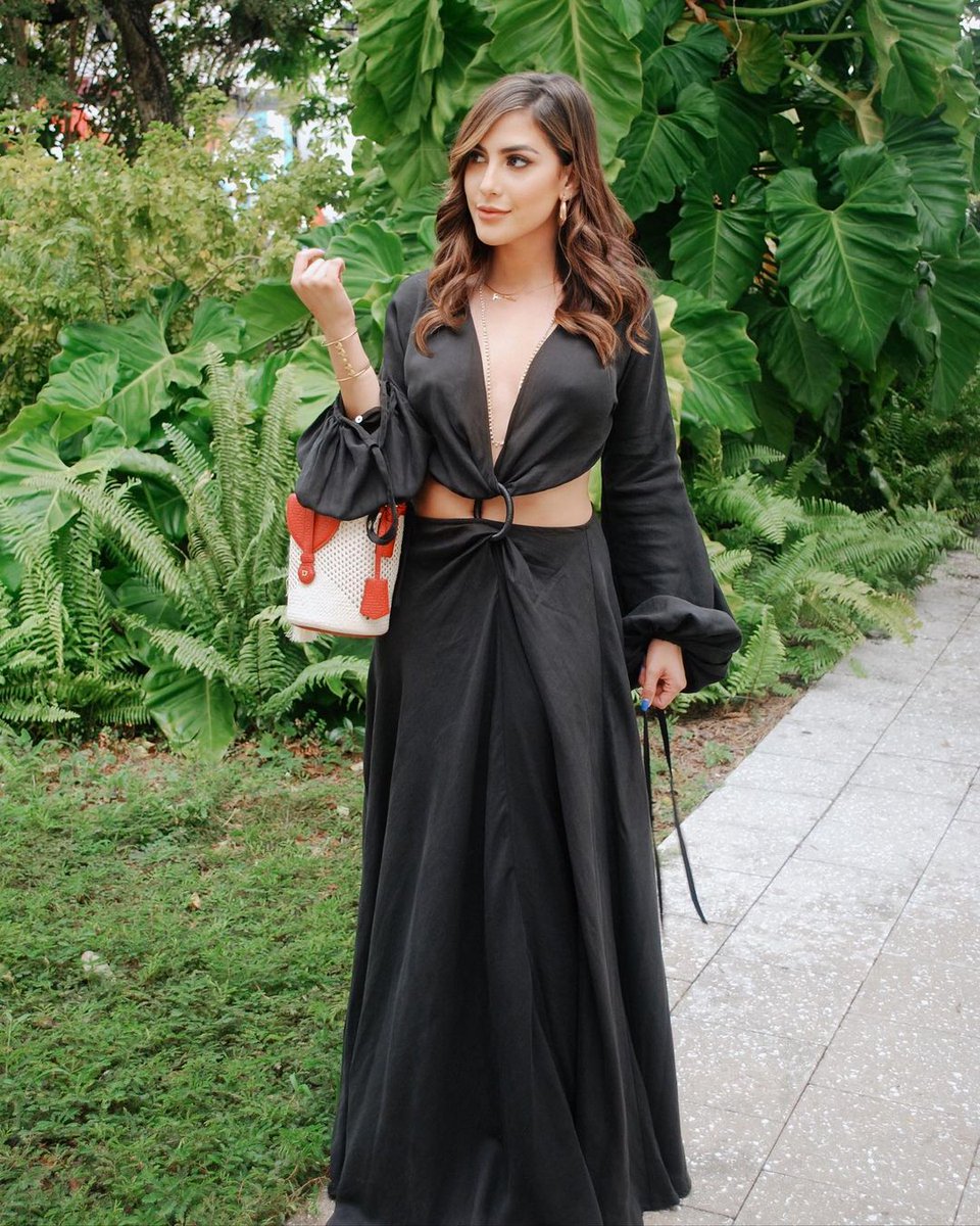 despiertamerica's tweet photo. ¡Qué elegante! Nuestra @jessivaleritv se veía hermosa en el evento de #StitchLab en Miami. 🤩 https://t.co/uAkKrMfM7R