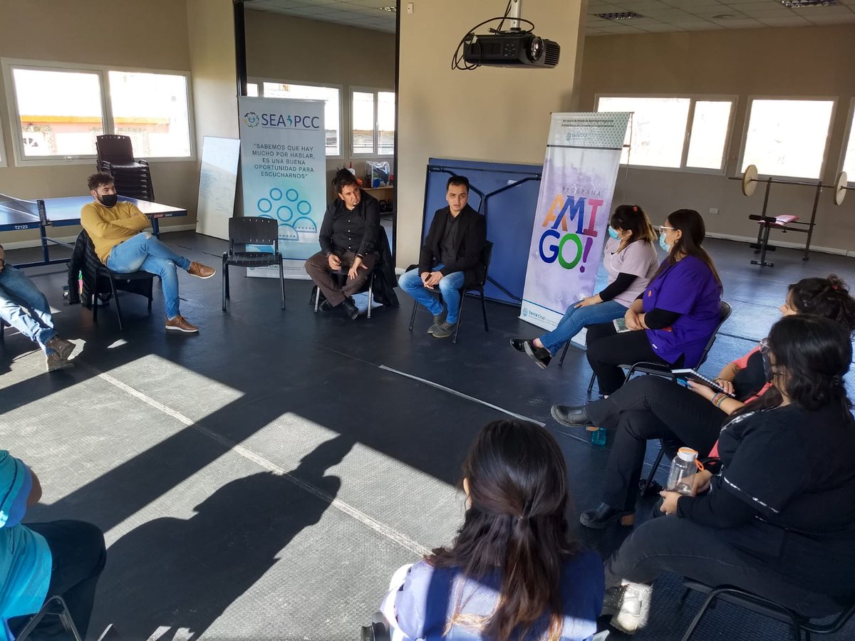 JefGab_SC's tweet photo. 👥 | Gobierno continúa fortaleciendo el Programa Amigo en Río Turbio y 28 de Noviembre.
El @_SantaCruzAr llevo adelante las jornadas de formación del #ProgramaAmigo en las localidades de vecinas.
Nota 🔗 https://t.co/HtVUHdj4GB https://t.co/W5moD4gxfP