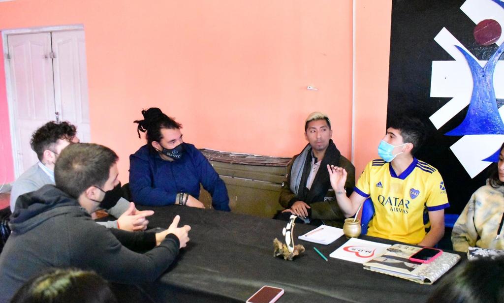 JefGab_SC's tweet photo. 👥 | Gobierno continúa fortaleciendo el Programa Amigo en Río Turbio y 28 de Noviembre.
El @_SantaCruzAr llevo adelante las jornadas de formación del #ProgramaAmigo en las localidades de vecinas.
Nota 🔗 https://t.co/HtVUHdj4GB https://t.co/W5moD4gxfP