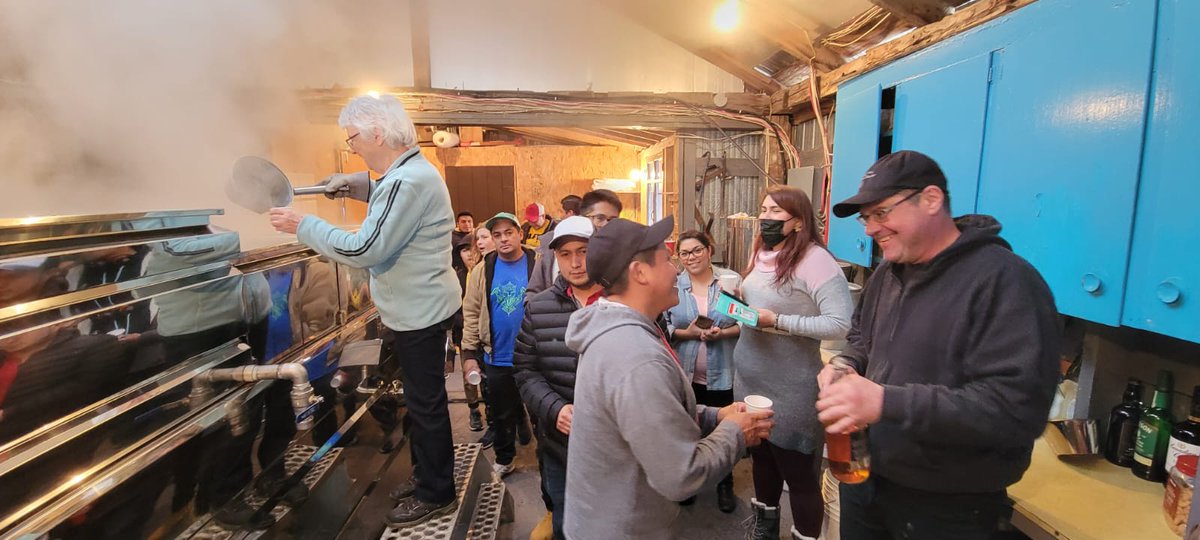 ActionsAide's tweet photo. Activité interculturelle d'Ensemble on Sème
Visite à la cabane à sucré: les travailleurs agricoles de différentes régions et fermes ont participé samedi 3 avril à cette belle activité liée aux cycles agricoles du Québec. C'était un véritable échange de connaissances et de culture https://t.co/6mfhyPOTBS