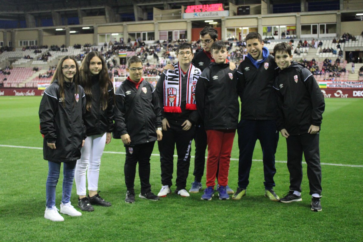 UDLogrones's tweet image. Hoy el inicio del partido ha tenido a unos protagonistas muy especiales: nuestro equipo de fútbol inclusivo, del que tan orgullosos nos sentimos. A causa de la pandemia no han podido participar en torneos, pero son parte de nosotros y contamos con vosotros. ¡Sois enormes! 👏🤍❤️