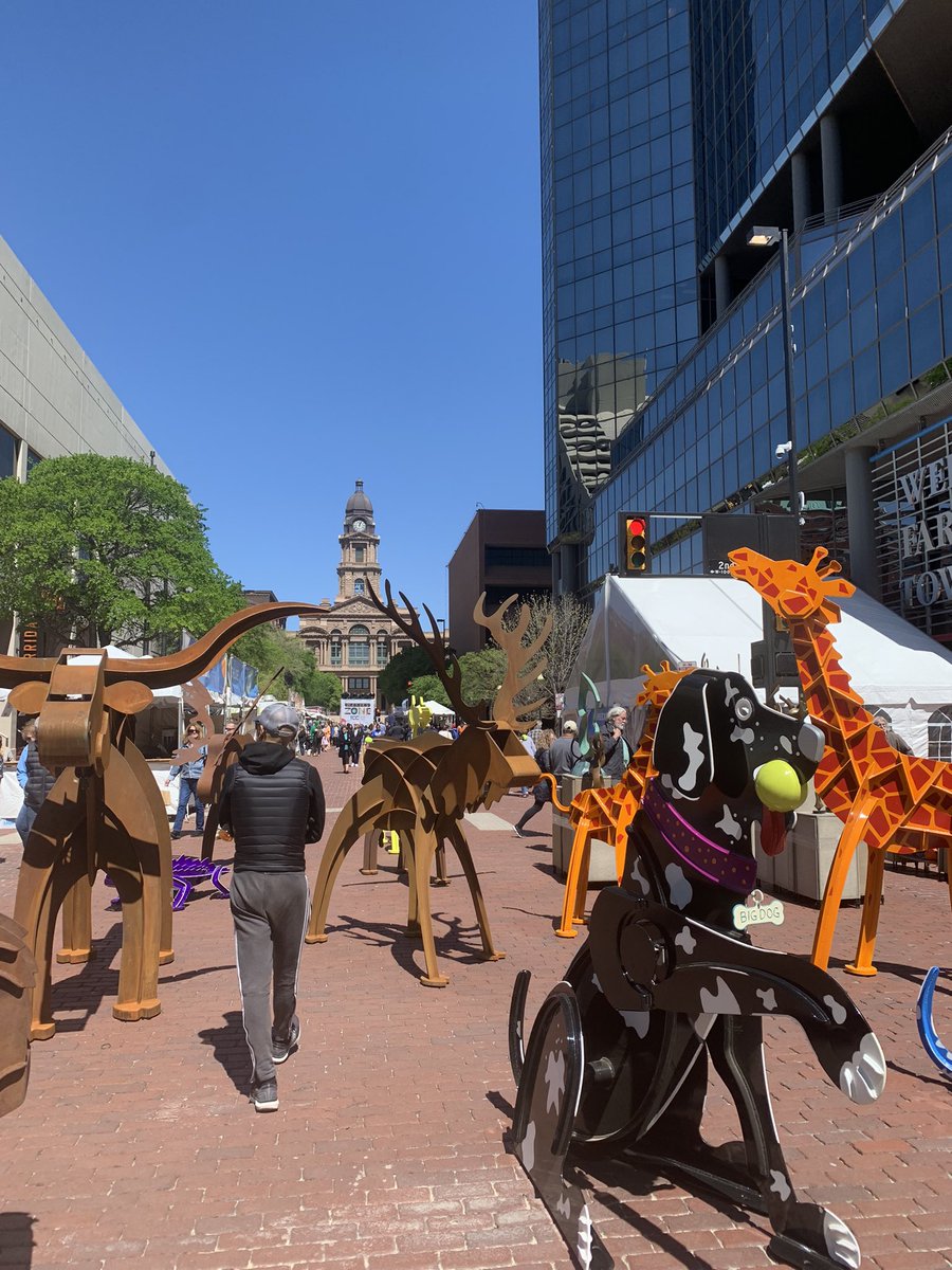 m_hauske's tweet photo. Soaking in all the amazing artwork at the Ft Worth Main Street Art Festival and the Ft Worth Modern #CHSArt @camerontiede @makemarks77 #APStudioArt https://t.co/Pc1XIt7zeu