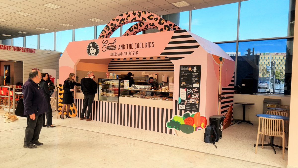 [VIDEO] Pour Emilie et les cool Kids, décollage immédiat au T1 <a href="/AeroportNice/">Aéroport de Nice</a> #Nice06, avec un corner gourmand, le premier pour l'enseigne hors boutiques traditionnelles. Explications en images tribuca.net/entreprises_10…