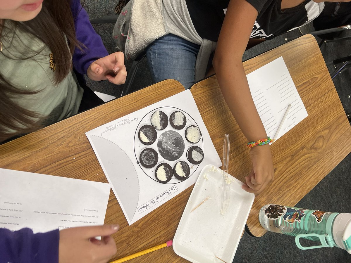 DLo_WDE_AlSD's tweet photo. Afternoon block 5th grade Dual Language Students using Oreos to create models of the phases of the moon. #duallanguage #oreos #5thgradescience #WDE @AlvinISD @AlvinISD_EL @WaltDisneyElem @AlvinISD_SCI https://t.co/QwWnecnqjt