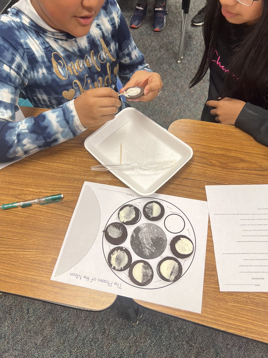 DLo_WDE_AlSD's tweet photo. Afternoon block 5th grade Dual Language Students using Oreos to create models of the phases of the moon. #duallanguage #oreos #5thgradescience #WDE @AlvinISD @AlvinISD_EL @WaltDisneyElem @AlvinISD_SCI https://t.co/QwWnecnqjt