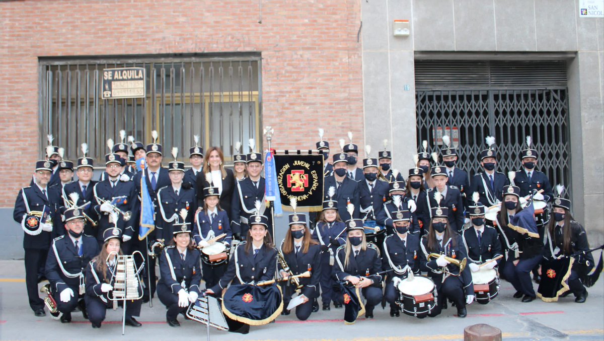 Patriciaflopez's tweet photo. Viernes de Dolores, procesiono con la Real y Venerable @cofradia_amparo. 

Muy agradecida a la Cofradía y a la Agrupación Musical @OJEArchena (que cumple 25 años acompañando a esta magna procesión), por invitarme a recorrer las calles de Murcia con fe, pasión y solemnidad. https://t.co/JVRcnwDsgg