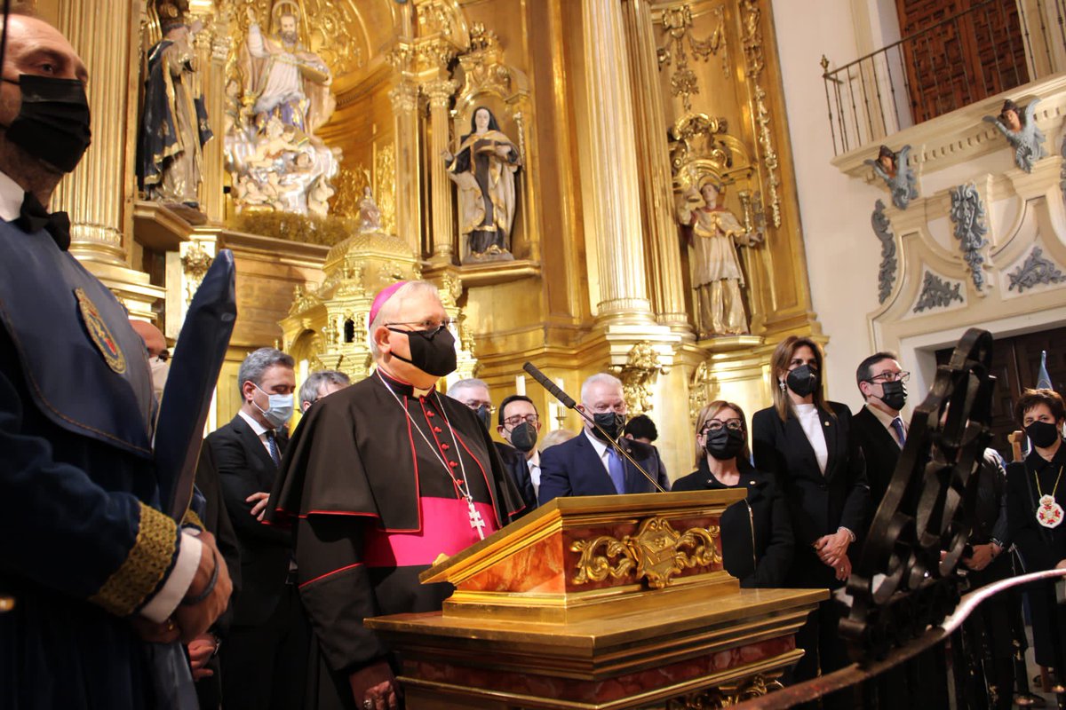 Patriciaflopez's tweet photo. Viernes de Dolores, procesiono con la Real y Venerable @cofradia_amparo. 

Muy agradecida a la Cofradía y a la Agrupación Musical @OJEArchena (que cumple 25 años acompañando a esta magna procesión), por invitarme a recorrer las calles de Murcia con fe, pasión y solemnidad. https://t.co/JVRcnwDsgg
