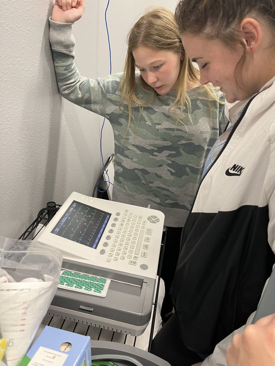 NurseVenner's tweet photo. Entry level Health Science students and upper level students working together on vital signs and EKGs! #CardinalCTE #CardinalsRise #MelissaSchools #REDRED https://t.co/BtD2OA6lX2