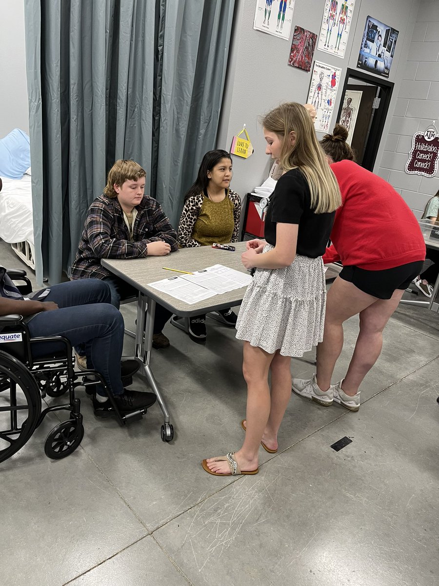NurseVenner's tweet photo. Entry level Health Science students and upper level students working together on vital signs and EKGs! #CardinalCTE #CardinalsRise #MelissaSchools #REDRED https://t.co/BtD2OA6lX2