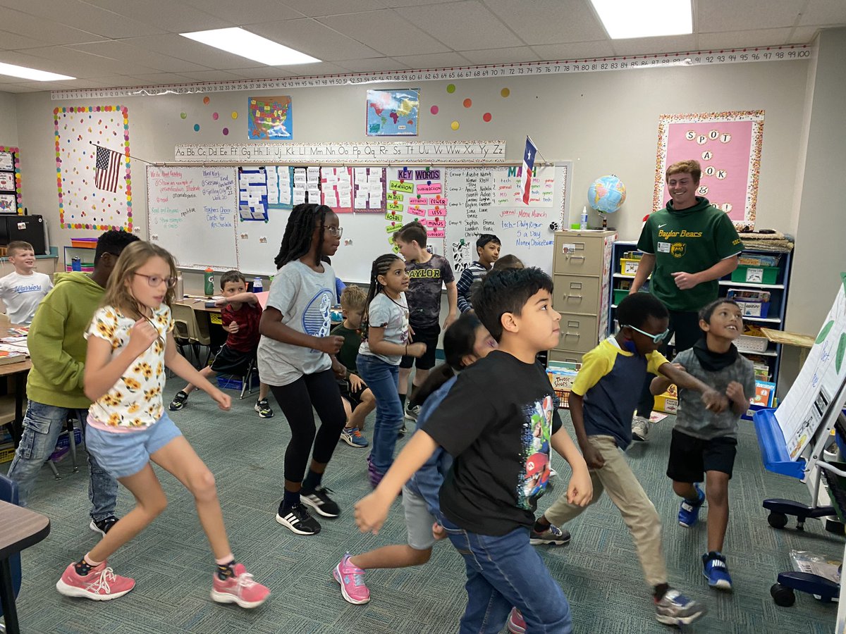 MrsDavisSBE2's tweet photo. Thanks to my former 2nd grader @GrantGolomb from @BaylorBaseball for coming to read to my class @SouthBosque! We even did a @GoNoodle workout! #SBEbrightfutures https://t.co/MCbHkXO7QZ