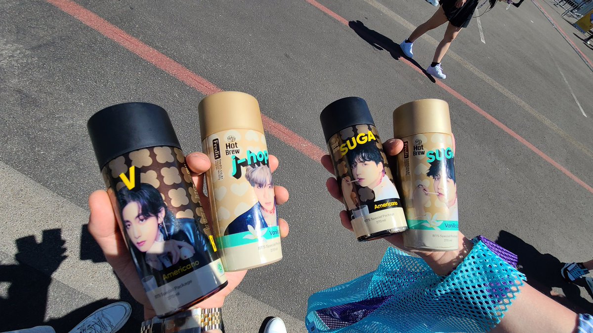 kvibe_yonhap's tweet photo. #BTSCannedCoffee with #KIMDELSSOHNshop 💜At #AllegiantStadium, drink these hot/cold beverages while waiting for the #PTD_ON_STAGE_LV concert🤟🏻🧡

#LasVegas #BTSARMY   
#BTS_THE_CITY_LasVegas 
#BTS_KOdyssey #Korea_Odyssey https://t.co/0rVbRSqb7j