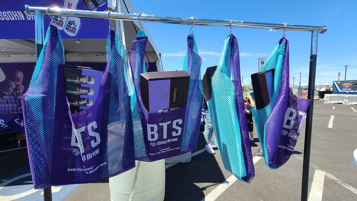 kvibe_yonhap's tweet photo. #BTSCannedCoffee with #KIMDELSSOHNshop 💜At #AllegiantStadium, drink these hot/cold beverages while waiting for the #PTD_ON_STAGE_LV concert🤟🏻🧡

#LasVegas #BTSARMY   
#BTS_THE_CITY_LasVegas 
#BTS_KOdyssey #Korea_Odyssey https://t.co/0rVbRSqb7j