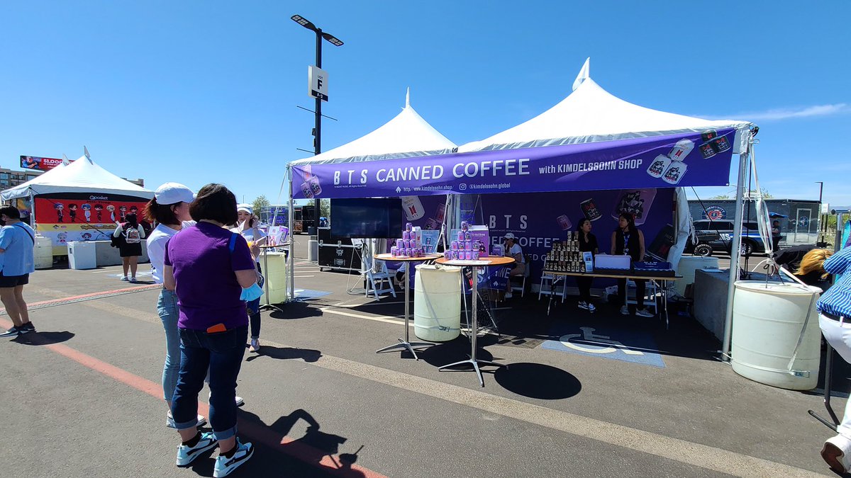 kvibe_yonhap's tweet photo. #BTSCannedCoffee with #KIMDELSSOHNshop 💜At #AllegiantStadium, drink these hot/cold beverages while waiting for the #PTD_ON_STAGE_LV concert🤟🏻🧡

#LasVegas #BTSARMY   
#BTS_THE_CITY_LasVegas 
#BTS_KOdyssey #Korea_Odyssey https://t.co/0rVbRSqb7j