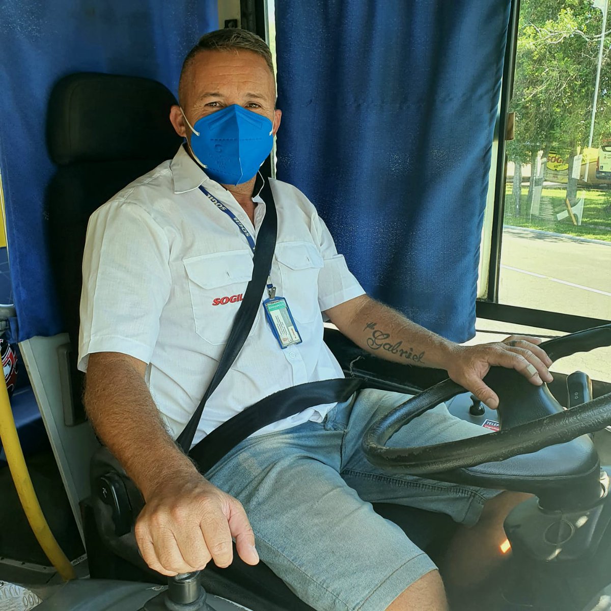 SOGIL_Oficial's tweet photo. #Elogiado 🏅
O Motorista Alex Sandro recebeu elogio. Confira:
🗣️"Elogio o Motorista por ser simpático e humano com todo mundo. Esses dias, um senhor tinha esquecido a máscara no banco da parada, ele esperou com tranquilidade e bondade o senhor buscar e entrar no ônibus".
#SOGIL https://t.co/Jx64arNDsS