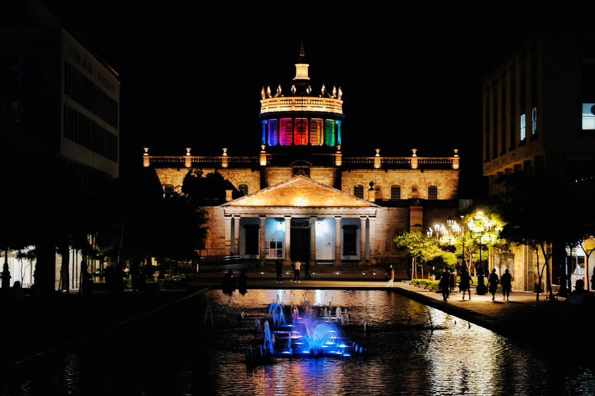 andtrelun's tweet photo. Algunos edificios públicos del estado celebrando que el amor vence al odio. 
#JaliscoDeIguales https://t.co/0SEhSafrMJ