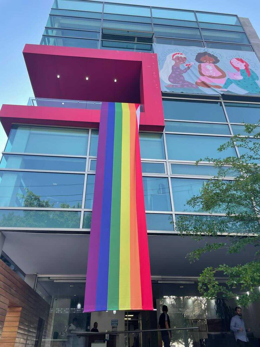 andtrelun's tweet photo. Algunos edificios públicos del estado celebrando que el amor vence al odio. 
#JaliscoDeIguales https://t.co/0SEhSafrMJ