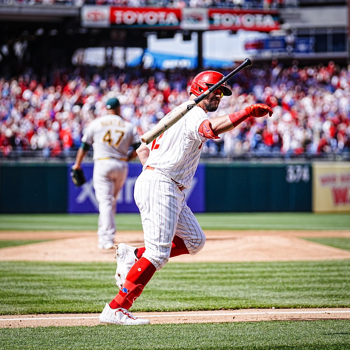Phillies's tweet photo. Now THAT'S how you start a game https://t.co/Gb1ylnSez7