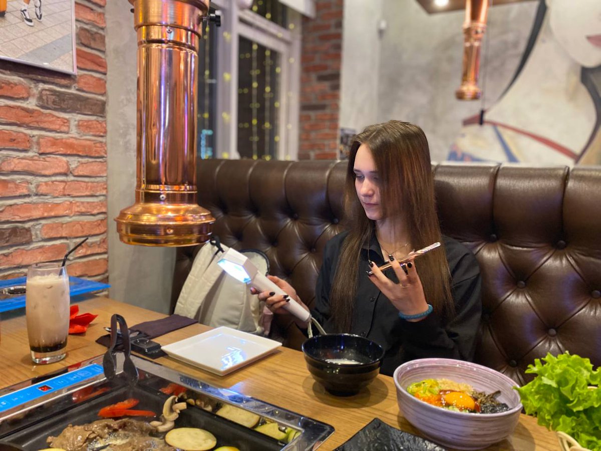 Kaspexo's tweet photo. момент осознания, что третьей руки у тебя нет, а значит есть с телефоном и лайтстиком в руках ты не сможешь https://t.co/OBbLhZn62T
