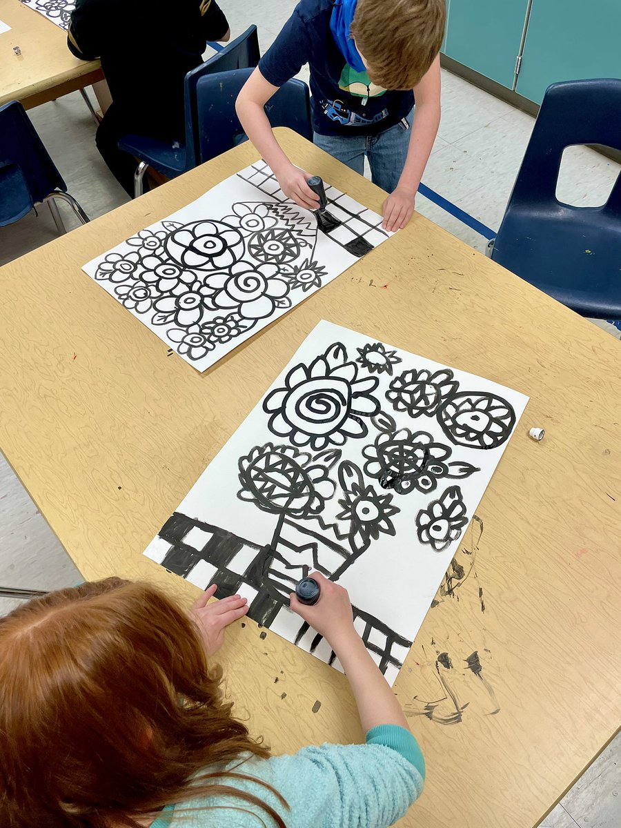 Sunflower_Art_'s tweet photo. Making some BIG flowers today in 2nd grade!! @KalisRyan @SunflowerSMSD @GAvery_SU https://t.co/kpUg6stD4I