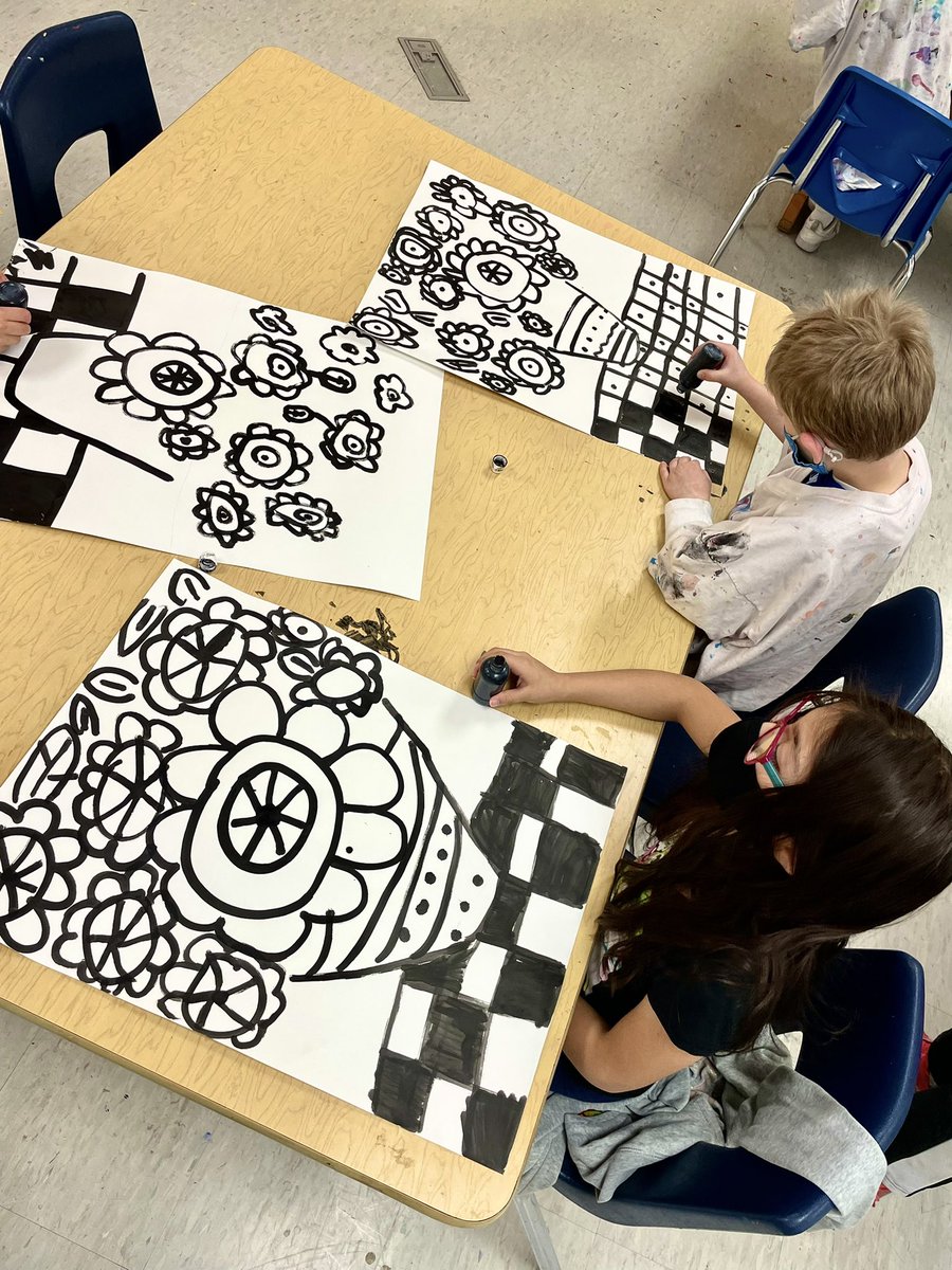 Sunflower_Art_'s tweet photo. Making some BIG flowers today in 2nd grade!! @KalisRyan @SunflowerSMSD @GAvery_SU https://t.co/kpUg6stD4I