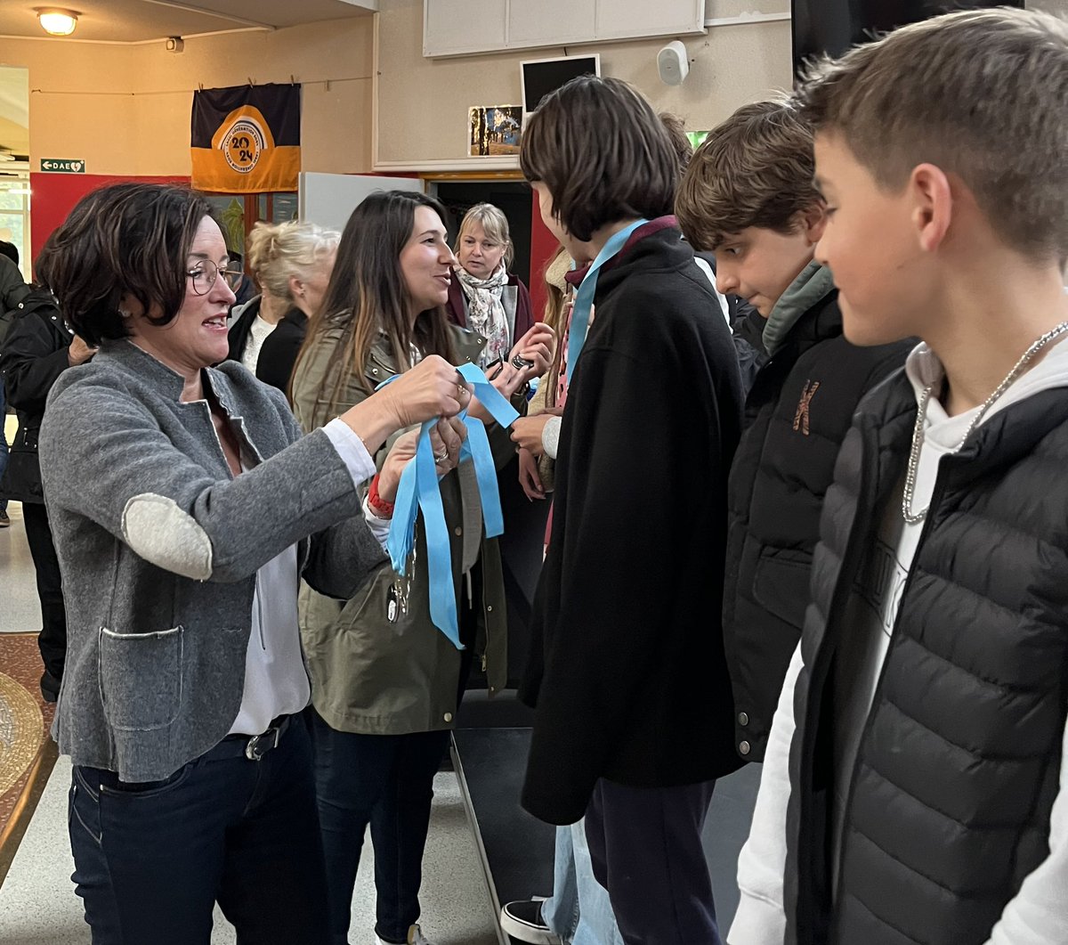 DaugeValerie's tweet photo. [#Education]Remise des médailles aux aventuriers du groupe @ErasmusplusFR #defiscandiberique
en Vienne du @BedelCollege 🚴‍♀️🚴‍♂️Un grand bravo aux collégiens pour ce défi sportif réalisé avec vos correspondant https://t.co/rdBGx6yHRY salue l’engagement de l’équipe pédagogique #merci https://t.co/xqZEWYtMua