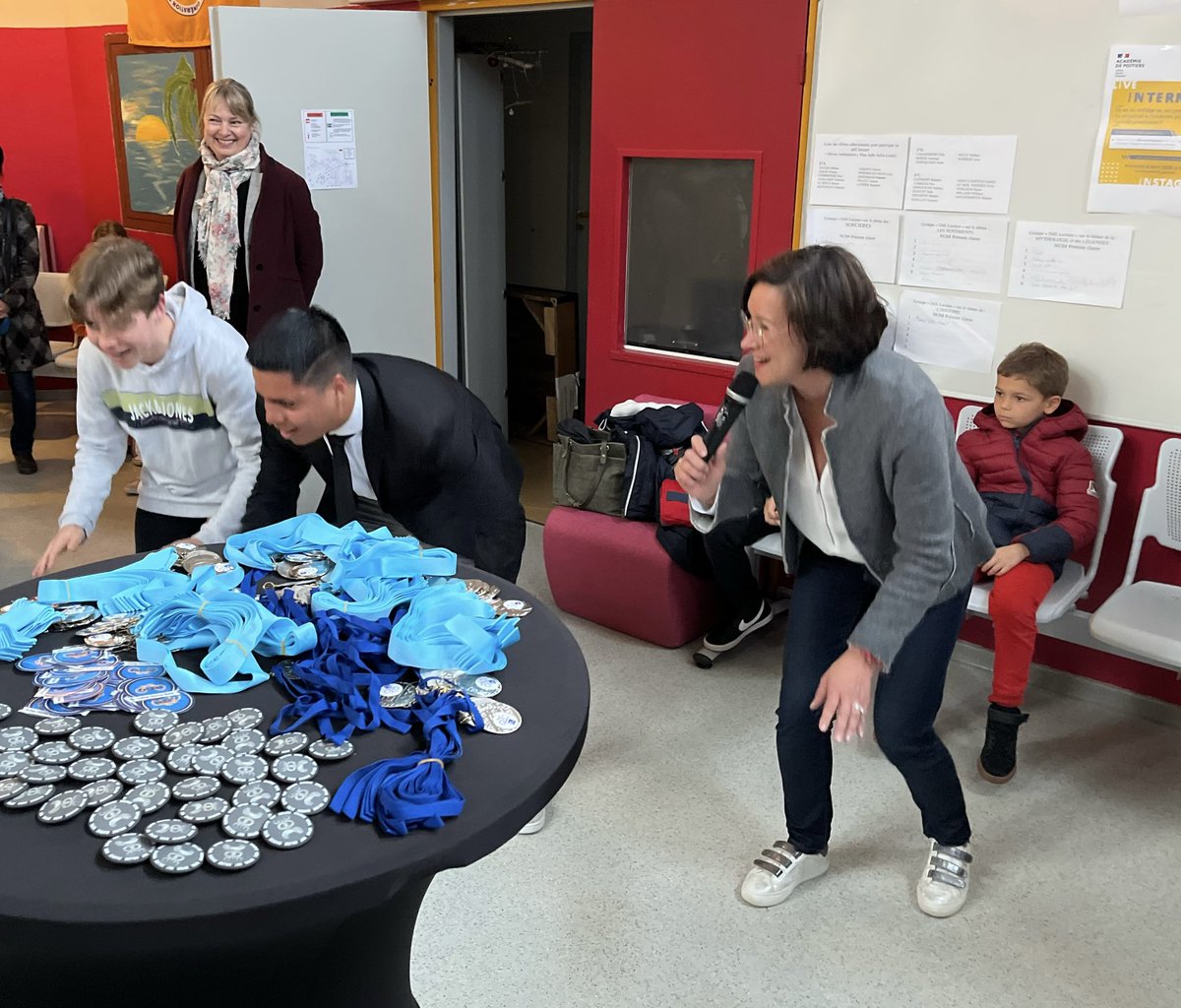 DaugeValerie's tweet photo. [#Education]Remise des médailles aux aventuriers du groupe @ErasmusplusFR #defiscandiberique
en Vienne du @BedelCollege 🚴‍♀️🚴‍♂️Un grand bravo aux collégiens pour ce défi sportif réalisé avec vos correspondant https://t.co/rdBGx6yHRY salue l’engagement de l’équipe pédagogique #merci https://t.co/xqZEWYtMua