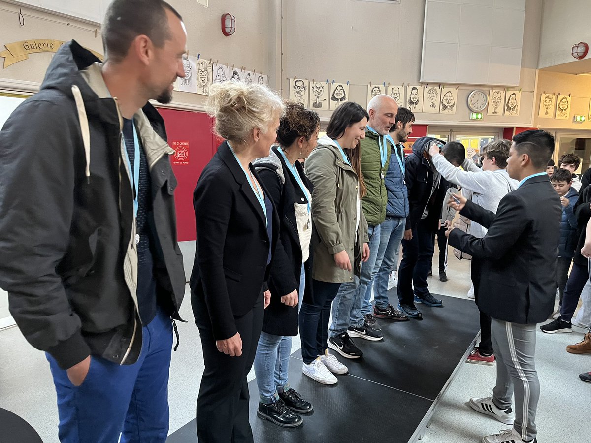 DaugeValerie's tweet photo. [#Education]Remise des médailles aux aventuriers du groupe @ErasmusplusFR #defiscandiberique
en Vienne du @BedelCollege 🚴‍♀️🚴‍♂️Un grand bravo aux collégiens pour ce défi sportif réalisé avec vos correspondant https://t.co/rdBGx6yHRY salue l’engagement de l’équipe pédagogique #merci https://t.co/xqZEWYtMua