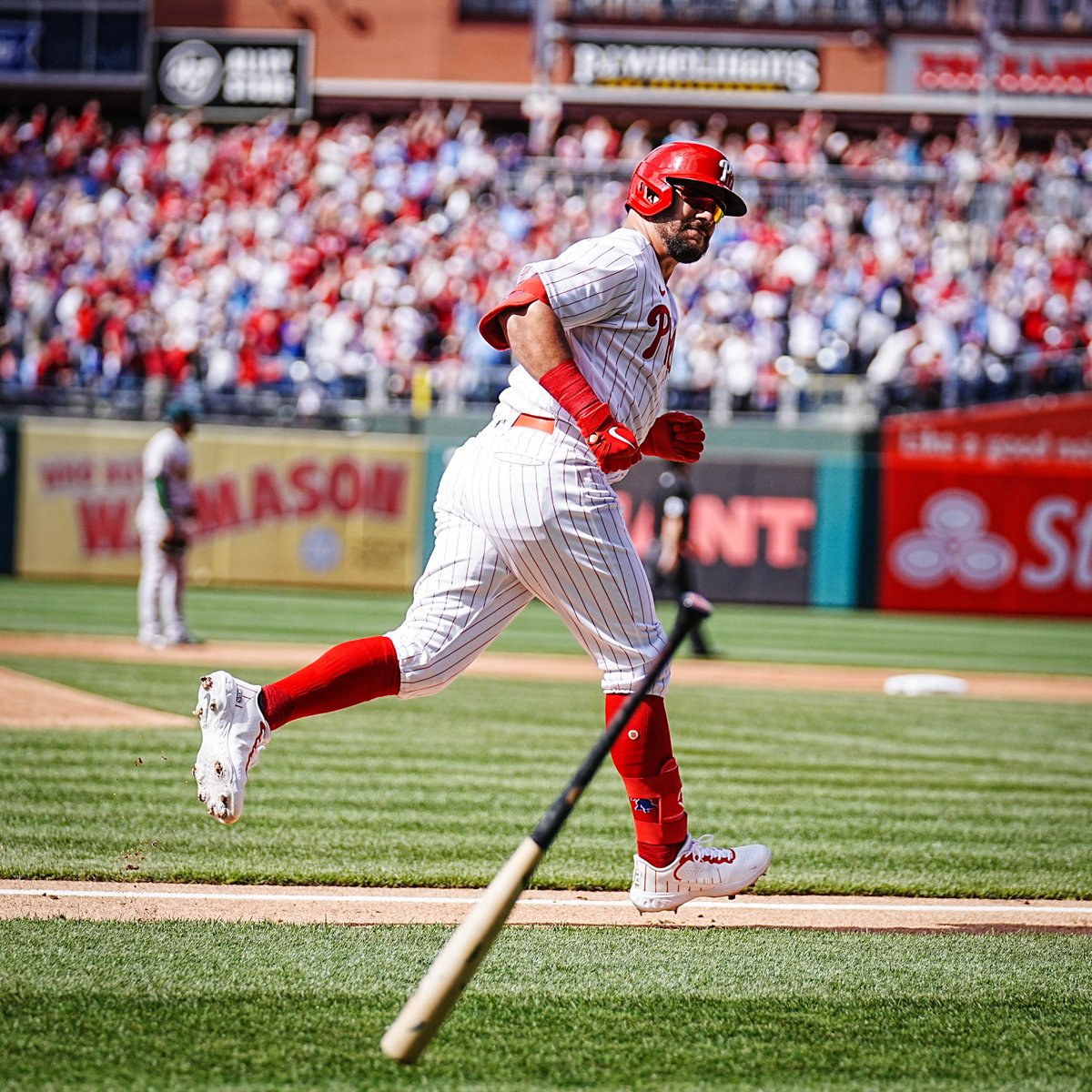 Phillies's tweet photo. Now THAT'S how you start a game https://t.co/Gb1ylnSez7