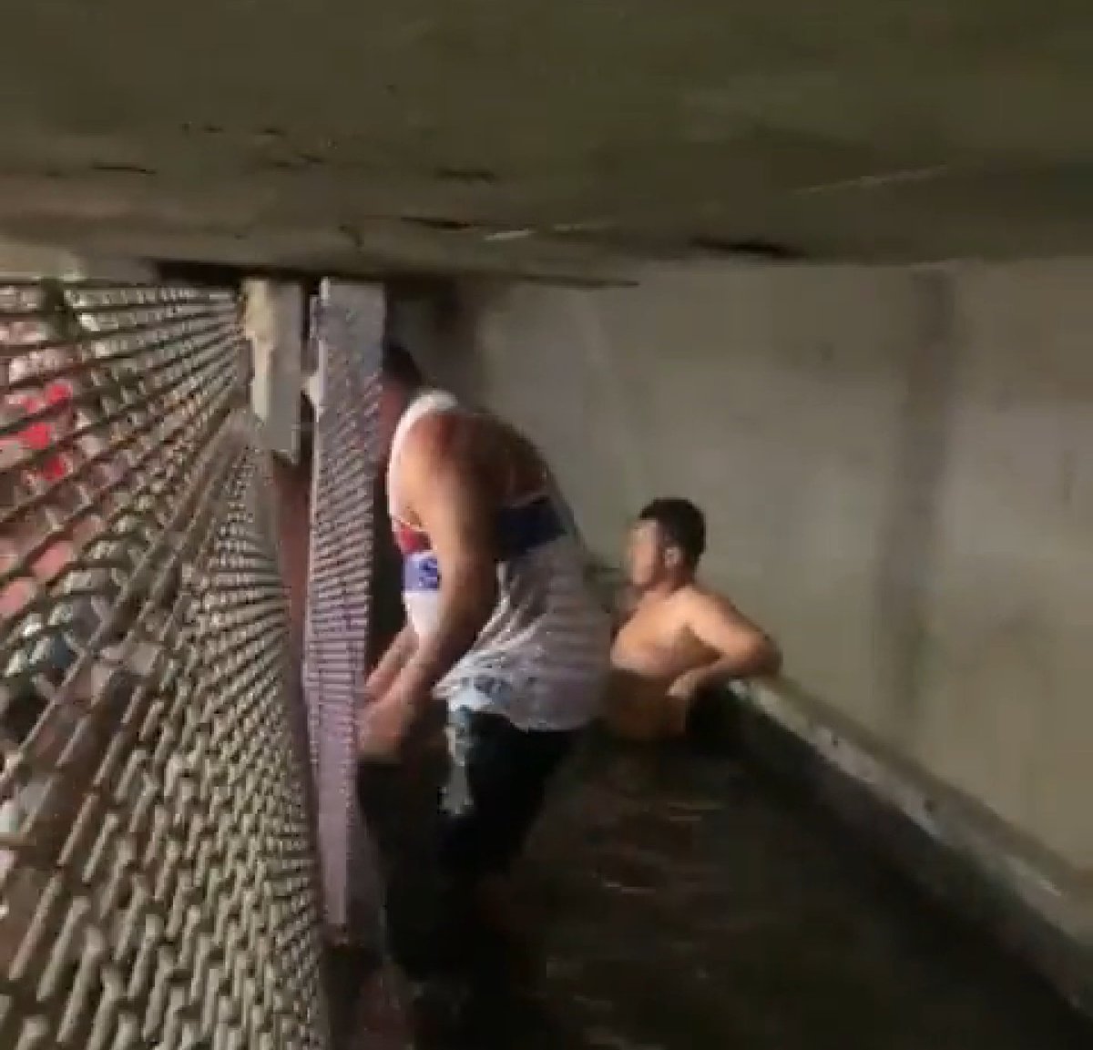 stephaniegsousa's tweet image. cabou o expediente ja me encontro ouvindo o patroas 35% no onibus doida para #cometer