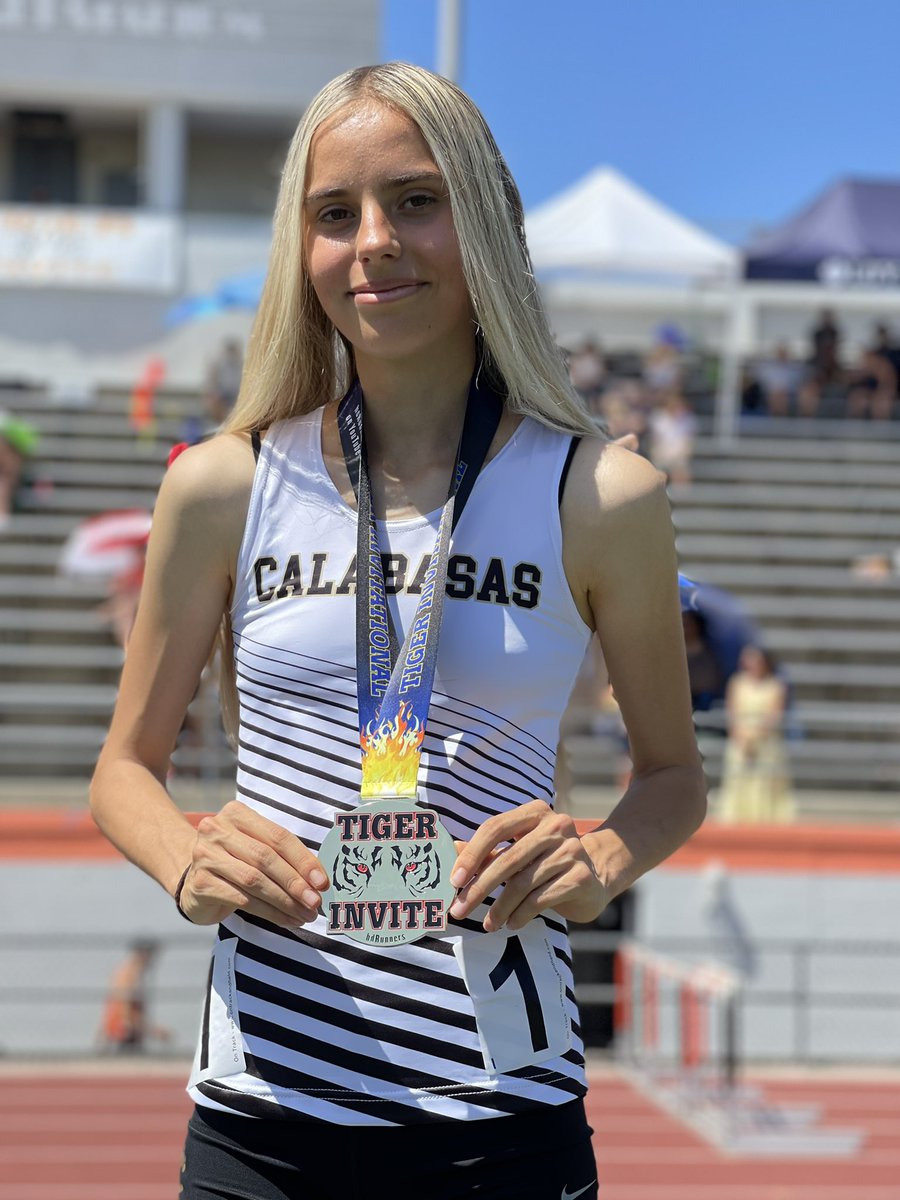 Calabasas_Track's tweet photo. BIG CONGRATS to Calabasas freshman Sofia Francini who is 2022 #Tigerinvitational Rising Star ⭐️ 1600 Meter Champion 🥇 https://t.co/qjQFuAyDDl