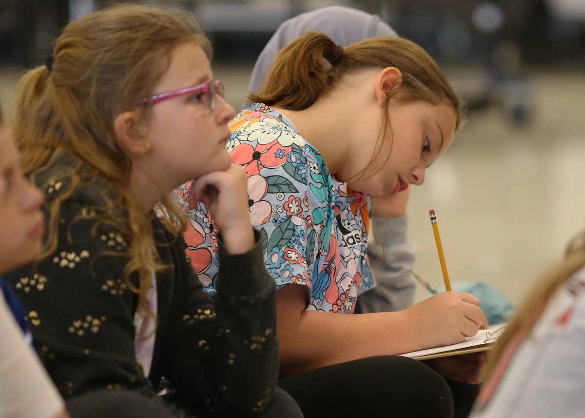 ClintonSchools's tweet photo. Students in Eastside's ACCENT program were visited by D'Artagnan Winford and Wes Williams from the @rameyagency to discuss creativity and marketing. https://t.co/48BLQGL4uv