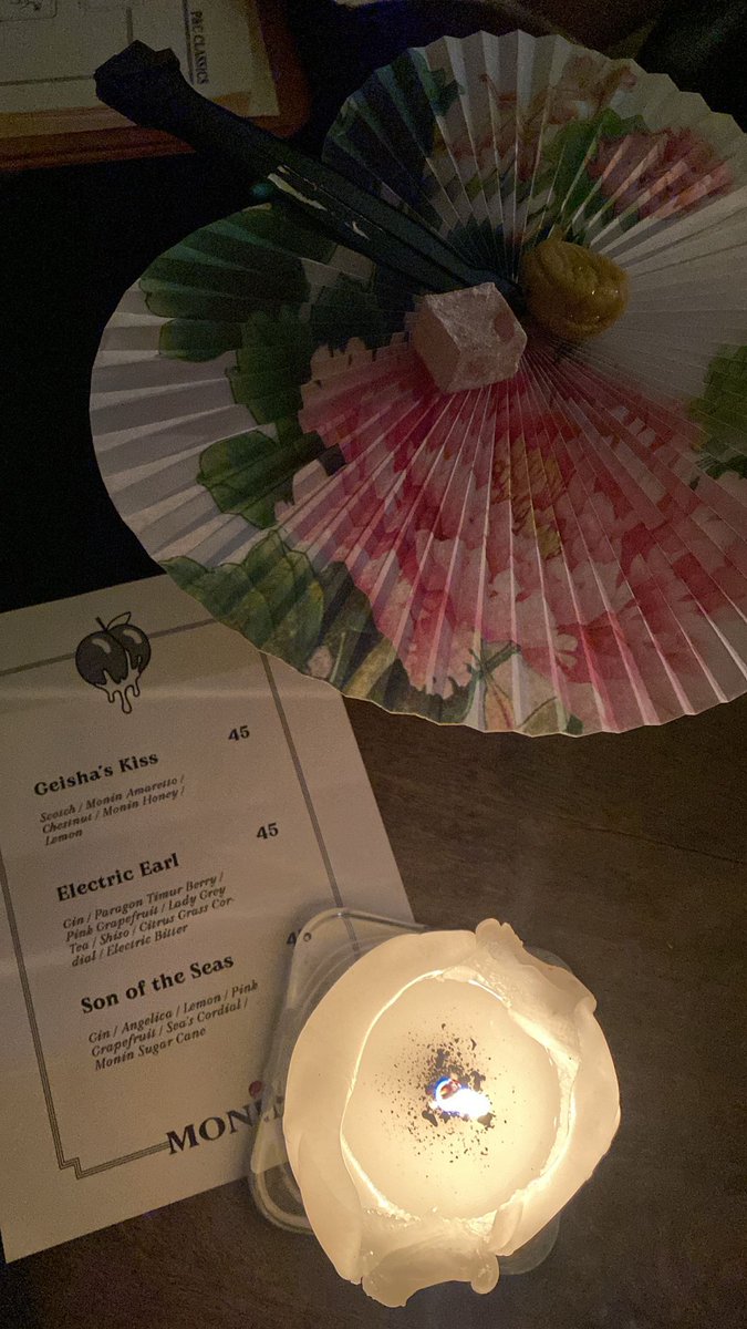 PjegavaSkvo's tweet photo. Ovako dobijete serviran koktel u jednom od 50 najboljih barova svijeta. Definitivno najbolji seminar koji sam odslušala i jedan od najboljih koktela koje sam kušala. #TheGibsonBar #GuestShift 
Btw, tko voli Peaches ima zabavnu koktel kartu. Nema na čemu. https://t.co/o9JRD2VEZu