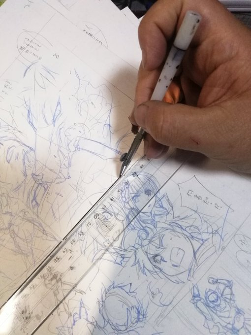 ワクワク枠線曳き。ごちゃごちゃな下書きの線を押し分けてインクのベタが入って行く様はなかなか爽快です。 