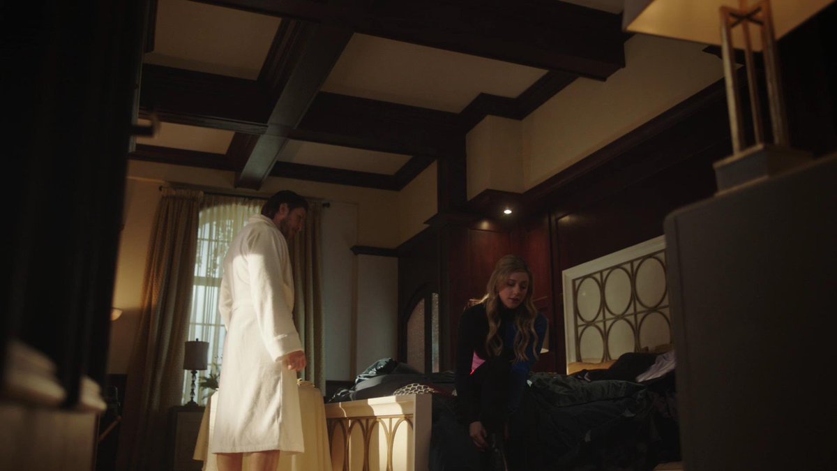 MackenzieLBurns's tweet photo. Betty went back to GLEN SCOT for a hookup in 5x10 instead of Jughead. Glen who turned about to be what the show made him in the end. Any of Betty’s feelings for Jughead in any romantic sense were over after that voicemail. Drunk speaks Sober thoughts. #bugdead #Riverdale https://t.co/HtQzBreXu9