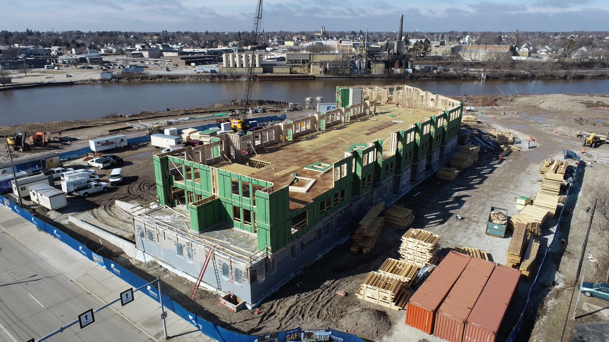 AbacusMke's tweet photo. So much has been going on at #RiverNorthApartments in the @CityofManitowoc!
- poured basement
- 1st-floor steel wall studs
- 2nd-floor framing
- 3rd-floor walls
- 4th-floor deck in progress
- window install started
#RelationalArchitecture #AbacusArchitects #manitowocarchitect https://t.co/Pv5pX3x4yf