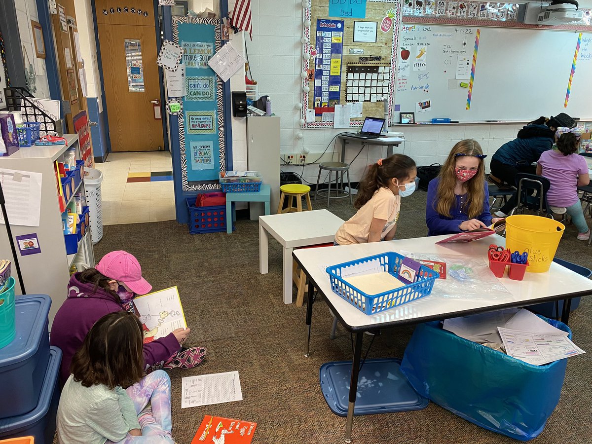 MrsHarrison1st's tweet photo. Reading with our 5th grade buddies!! @MrsHarrison1st @VV_Voyagers @amandacohn9 #fifthgradersrock https://t.co/KpUJ7uagw6